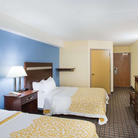 Days Inn By Wyndham New Haven Bagian luar foto