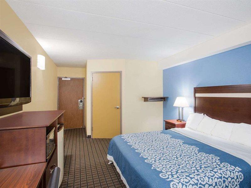 Days Inn By Wyndham New Haven Bagian luar foto