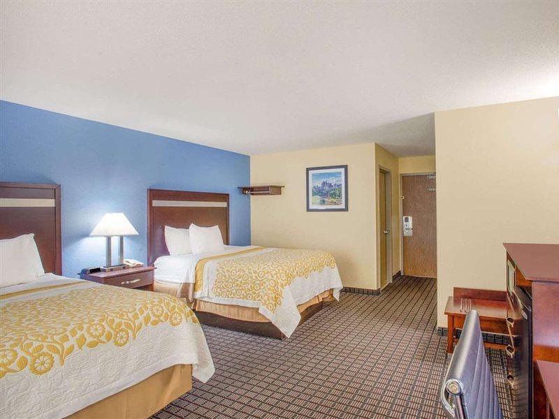 Days Inn By Wyndham New Haven Bagian luar foto