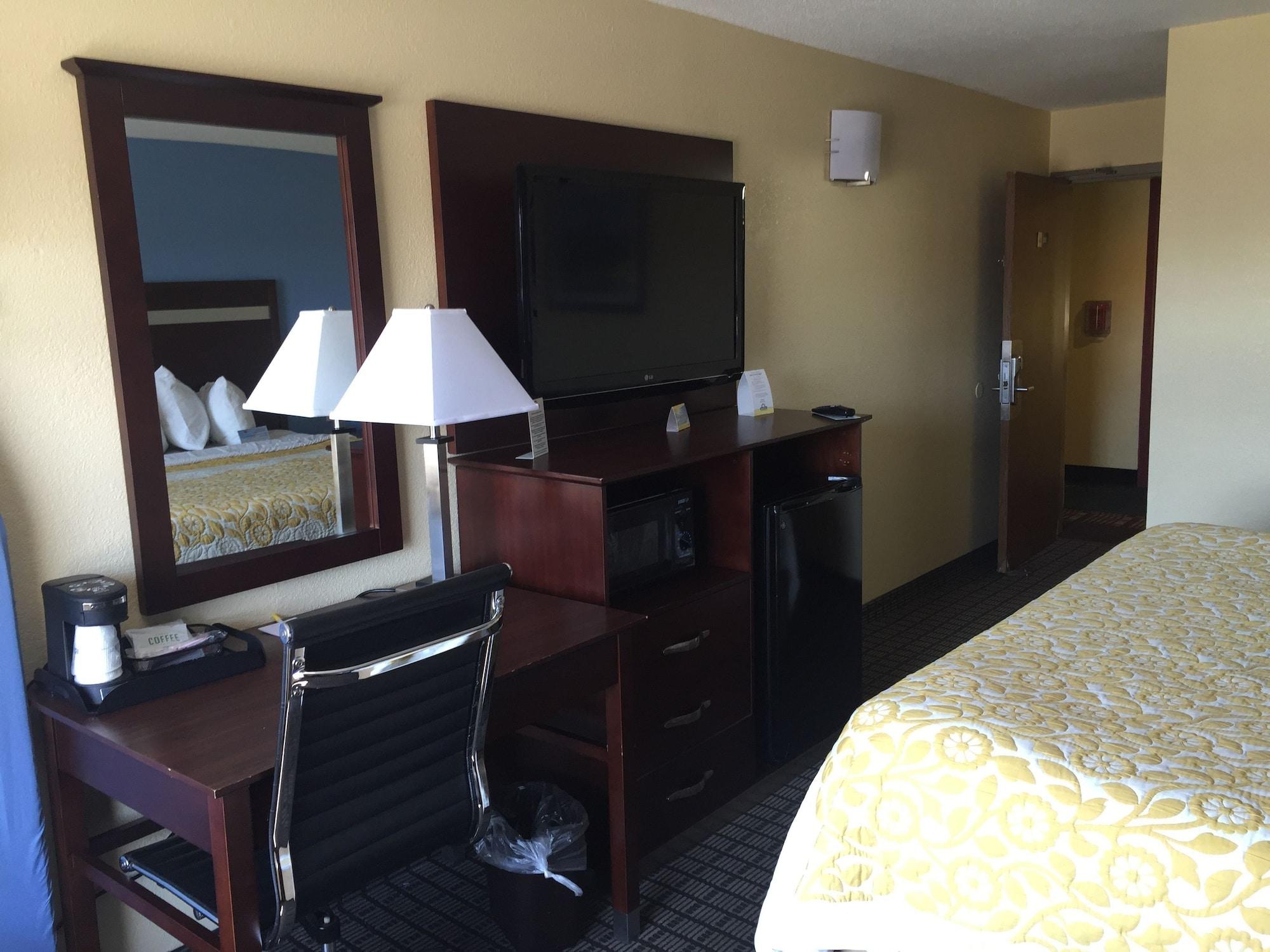 Days Inn By Wyndham New Haven Bagian luar foto