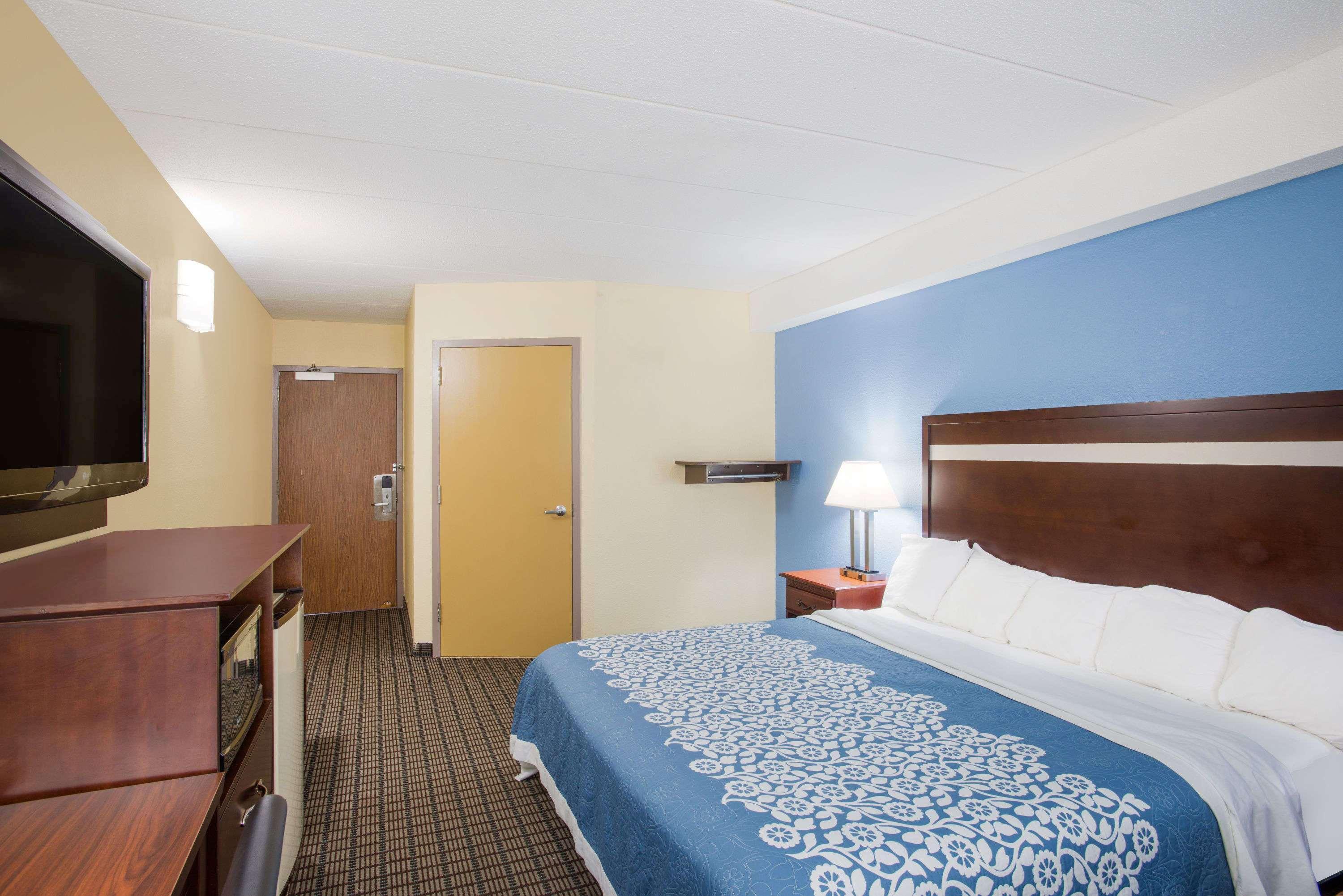 Days Inn By Wyndham New Haven Bagian luar foto